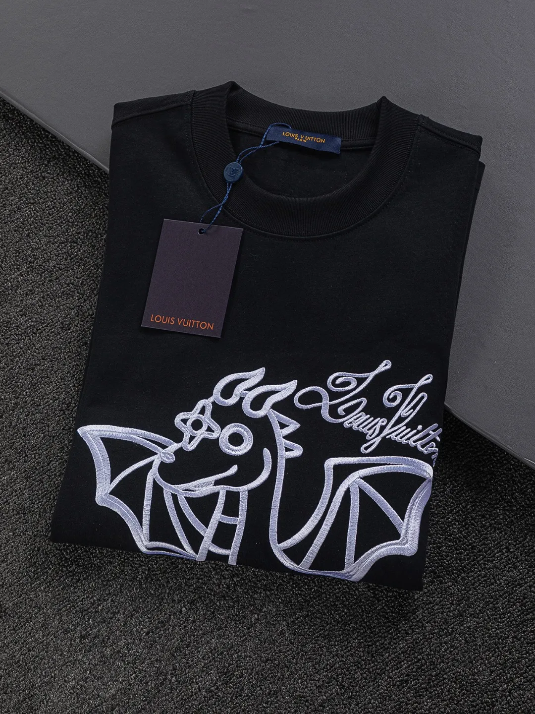 🅿️210 Louis Vuitton 1V micro wide version S-XL 25SS LV new product counter catwalk style with flying dinosaur letters on the chest🪡 embroidered logo, same style for men and women! Short-sleeves are not the same as the general public, but must be unique and eye-catching. This LV short-sleeves is all about quality, comfort, consistent style, fashion, including fabrics and cutting techniques, all of which have been made with great effort! 320 grams of washed pure cotton fabric, pure cotton is breathable, very refreshing and comfortable for daily wear. The rib knitting on the neckline is smooth and tight, and the neckline will not be skewed if you toss it at will. The loose version, you will find that it looks really good on the upper body. The overall is minimalist and neat, super versatile for daily use! Pair it casually with a pair of pants for a youthful look. A T-shirt will make your outfit crazy. It is a fashionable item that can never go wrong! Color: Black White Size: S-XL Size chart: S: Shoulder width 50-Bust 54-Length 70 M: Shoulder width 52-Bust 56.5-Length 72 L: Shoulder width 54-Bust 59-Length 74 XL: Shoulder width 56-Bust 61.5-Length 76